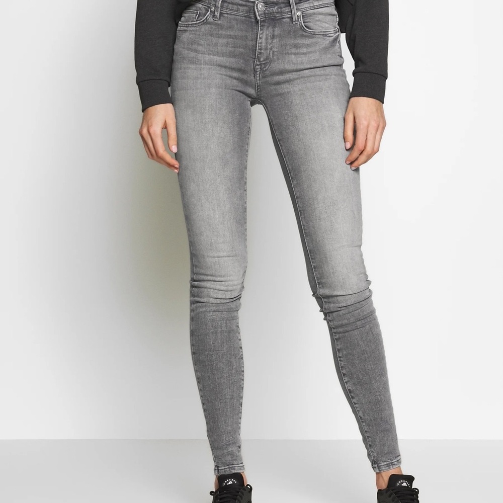 Lucky brand Women's Gray Skinny Jeans 27-29 size used